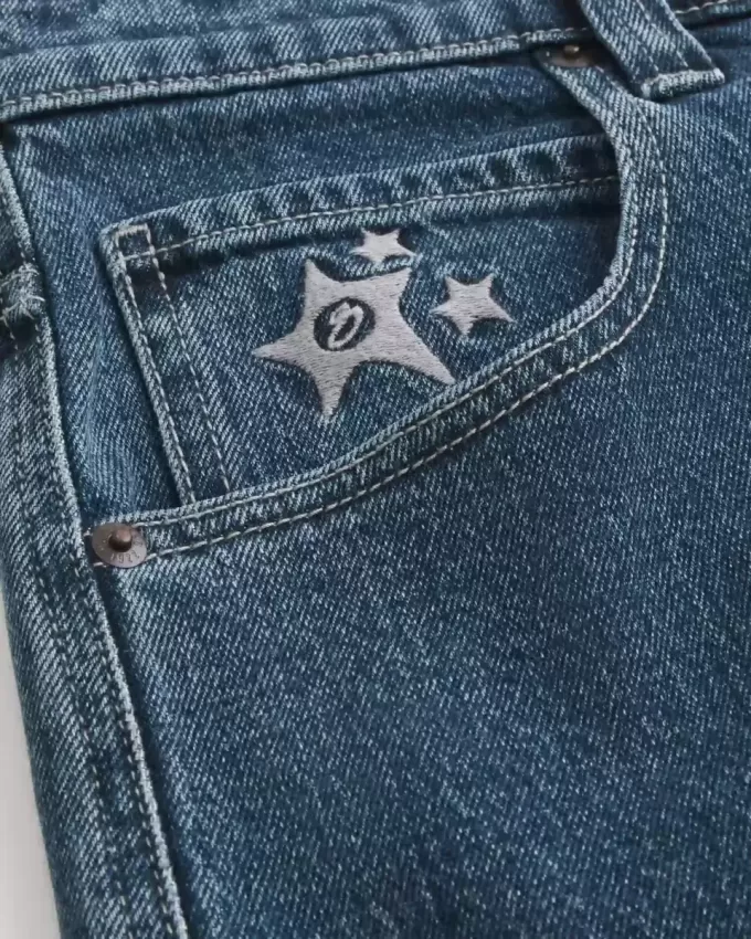 Mittelwaschbare Skater-Baggy-Jeans mit Sterngrafik Mittelwaschbare Skater-Baggy-Jeans mit Sterngrafik