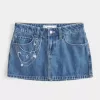 Mittelwaschbarer Mini-Denim-Skort mit Kettenstickerei Mittelwaschbarer Mini-Denim-Skort mit Kettenstickerei
