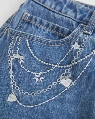 Mittelwaschbarer Mini-Denim-Skort mit Kettenstickerei