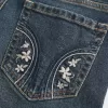 Niedrig geschnittene Bootcut-Jeans in dunkler Waschung mit Stickerei Niedrig geschnittene Bootcut-Jeans in dunkler Waschung mit Stickerei