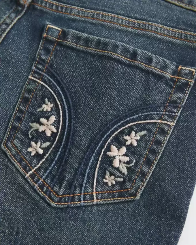 Niedrig geschnittene Bootcut-Jeans in dunkler Waschung mit Stickerei Niedrig geschnittene Bootcut-Jeans in dunkler Waschung mit Stickerei