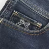 Niedrig geschnittene, dunkel gewaschene, bestickte Denim-Shorts Niedrig geschnittene, dunkel gewaschene, bestickte Denim-Shorts