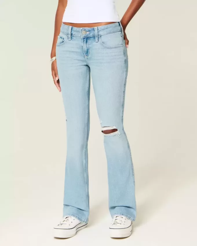 Niedrig geschnittene, zerrissene Bootcut-Jeans in heller Waschung mit Stickerei Niedrig geschnittene, zerrissene Bootcut-Jeans in heller Waschung mit Stickerei