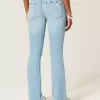 Niedrig geschnittene, zerrissene Bootcut-Jeans in heller Waschung mit Stickerei Niedrig geschnittene, zerrissene Bootcut-Jeans in heller Waschung mit Stickerei