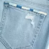 Niedrig geschnittene, zerrissene Bootcut-Jeans in heller Waschung mit Stickerei Niedrig geschnittene, zerrissene Bootcut-Jeans in heller Waschung mit Stickerei