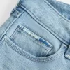 Niedrig geschnittene, zerrissene Bootcut-Jeans in heller Waschung mit Stickerei Niedrig geschnittene, zerrissene Bootcut-Jeans in heller Waschung mit Stickerei