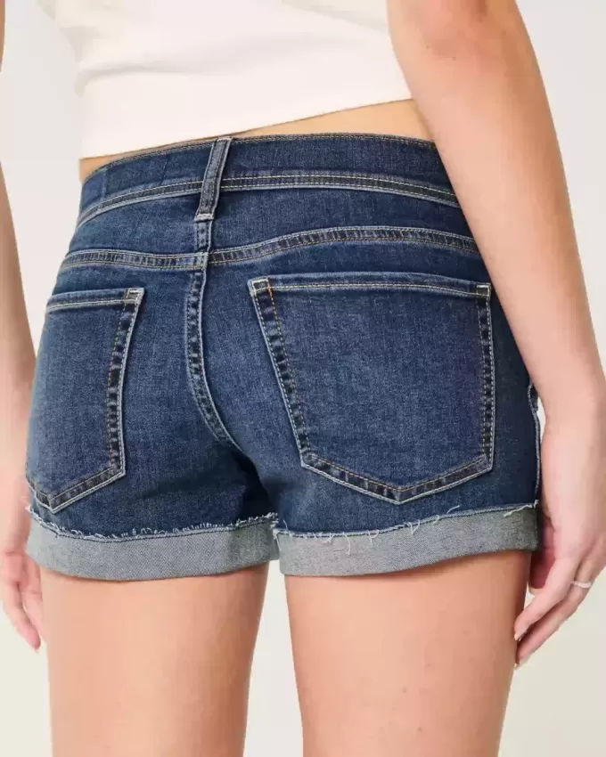Niedrig geschnittene, zerrissene Shortie-Shorts aus dunkel gewaschenem Denim Niedrig geschnittene, zerrissene Shortie-Shorts aus dunkel gewaschenem Denim