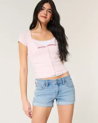 Niedrig geschnittene, zerrissene Shortie-Shorts aus hell gewaschenem Denim