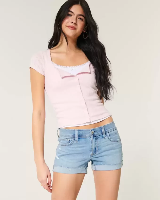 Niedrig geschnittene, zerrissene Shortie-Shorts aus hell gewaschenem Denim Niedrig geschnittene, zerrissene Shortie-Shorts aus hell gewaschenem Denim