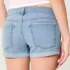 Niedrig geschnittene, zerrissene Shortie-Shorts aus hell gewaschenem Denim Niedrig geschnittene, zerrissene Shortie-Shorts aus hell gewaschenem Denim