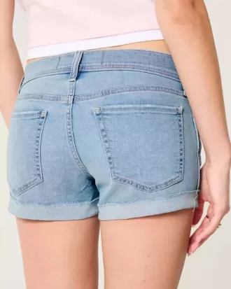 Niedrig geschnittene, zerrissene Shortie-Shorts aus hell gewaschenem Denim