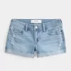 Niedrig geschnittene, zerrissene Shortie-Shorts aus hell gewaschenem Denim Niedrig geschnittene, zerrissene Shortie-Shorts aus hell gewaschenem Denim