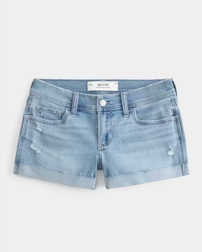 Niedrig geschnittene, zerrissene Shortie-Shorts aus hell gewaschenem Denim Niedrig geschnittene, zerrissene Shortie-Shorts aus hell gewaschenem Denim