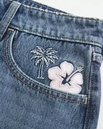 Niedrig sitzender Mini-Skort aus besticktem Denim