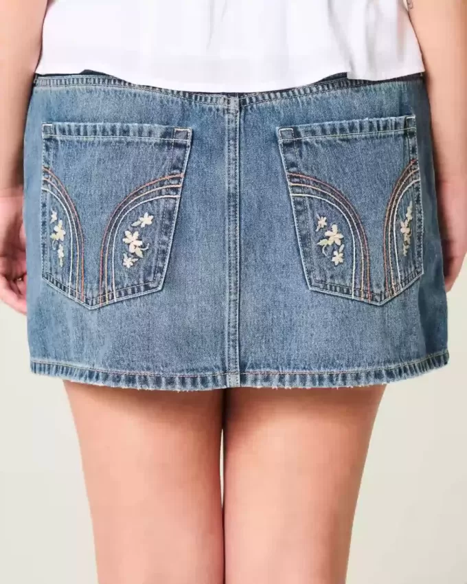 Niedrig sitzender Mini-Skort aus besticktem Denim Niedrig sitzender Mini-Skort aus besticktem Denim