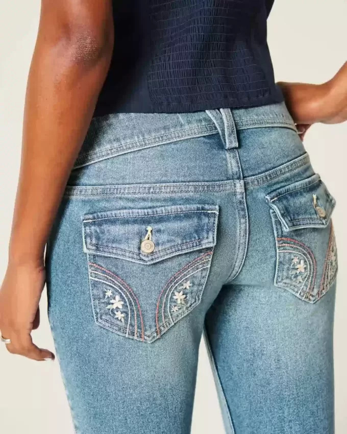 Niedrige Bootcut-Jeans mit mittlerer Waschung und Blumenstickerei Niedrige Bootcut-Jeans mit mittlerer Waschung und Blumenstickerei