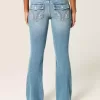 Niedrige Bootcut-Jeans mit mittlerer Waschung und Blumenstickerei Niedrige Bootcut-Jeans mit mittlerer Waschung und Blumenstickerei