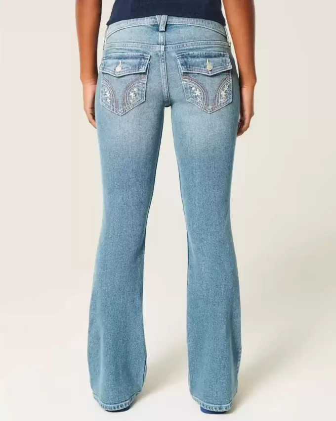 Niedrige Bootcut-Jeans mit mittlerer Waschung und Blumenstickerei Niedrige Bootcut-Jeans mit mittlerer Waschung und Blumenstickerei