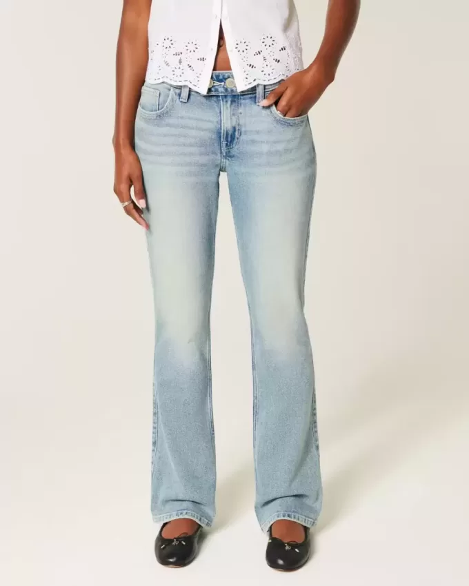 Niedrige Bootcut-Jeans mit mittlerer Waschung und Schmetterlingsstickerei Niedrige Bootcut-Jeans mit mittlerer Waschung und Schmetterlingsstickerei