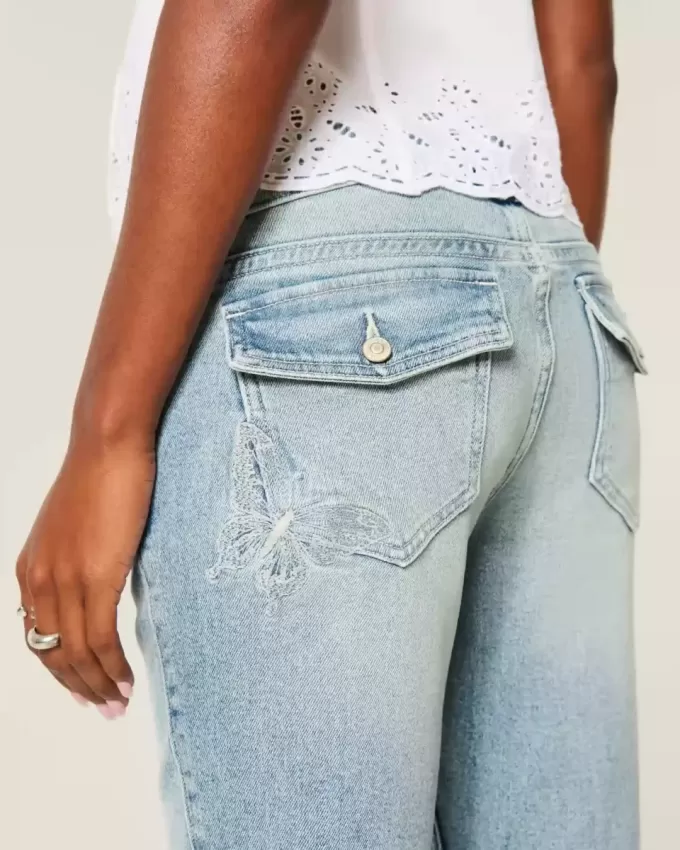 Niedrige Bootcut-Jeans mit mittlerer Waschung und Schmetterlingsstickerei Niedrige Bootcut-Jeans mit mittlerer Waschung und Schmetterlingsstickerei