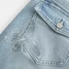 Niedrige Bootcut-Jeans mit mittlerer Waschung und Schmetterlingsstickerei Niedrige Bootcut-Jeans mit mittlerer Waschung und Schmetterlingsstickerei