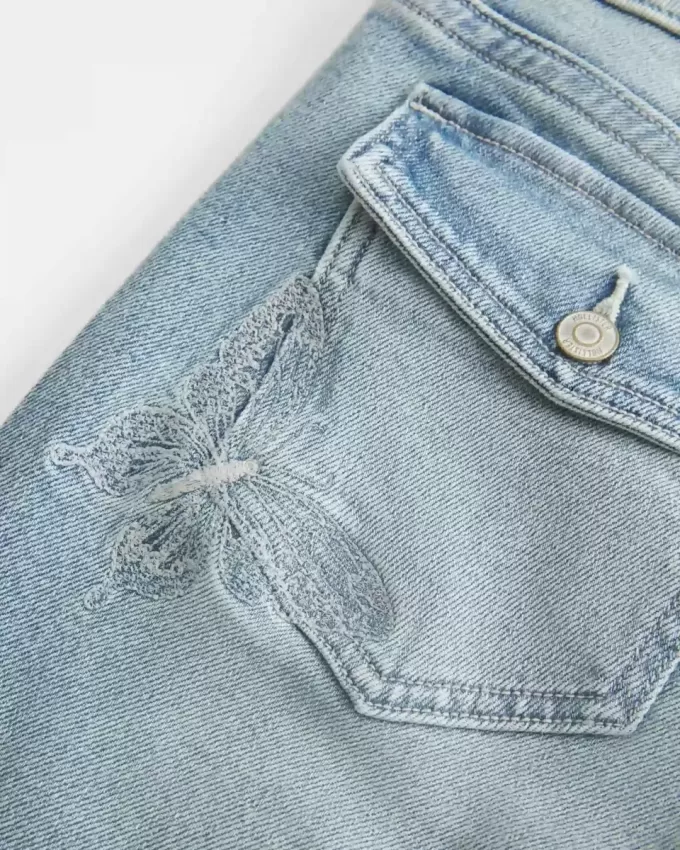 Niedrige Bootcut-Jeans mit mittlerer Waschung und Schmetterlingsstickerei Niedrige Bootcut-Jeans mit mittlerer Waschung und Schmetterlingsstickerei