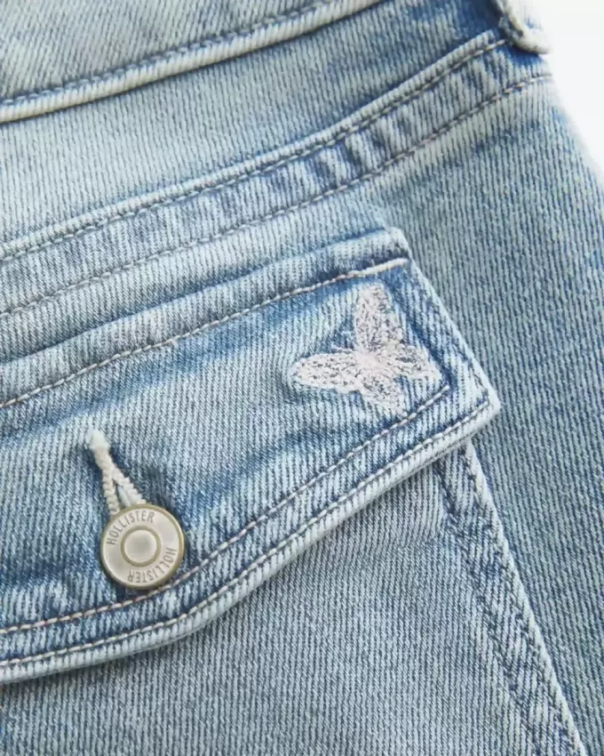 Niedrige Bootcut-Jeans mit mittlerer Waschung und Schmetterlingsstickerei Niedrige Bootcut-Jeans mit mittlerer Waschung und Schmetterlingsstickerei