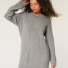 Oversize-Pulloverkleid mit Rundhalsausschnitt und Zopfmuster Oversize-Pulloverkleid mit Rundhalsausschnitt und Zopfmuster