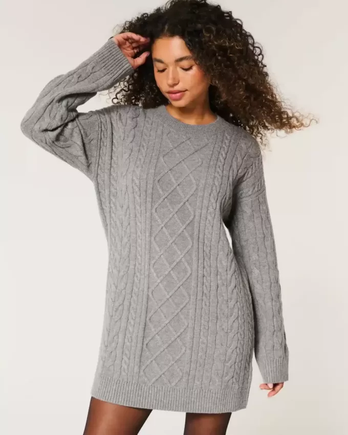 Oversize-Pulloverkleid mit Rundhalsausschnitt und Zopfmuster Oversize-Pulloverkleid mit Rundhalsausschnitt und Zopfmuster