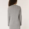 Oversize-Pulloverkleid mit Rundhalsausschnitt und Zopfmuster Oversize-Pulloverkleid mit Rundhalsausschnitt und Zopfmuster