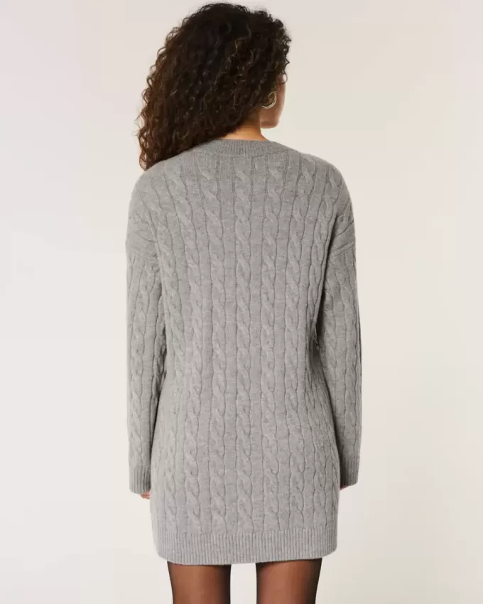 Oversize-Pulloverkleid mit Rundhalsausschnitt und Zopfmuster Oversize-Pulloverkleid mit Rundhalsausschnitt und Zopfmuster