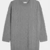 Oversize-Pulloverkleid mit Rundhalsausschnitt und Zopfmuster Oversize-Pulloverkleid mit Rundhalsausschnitt und Zopfmuster