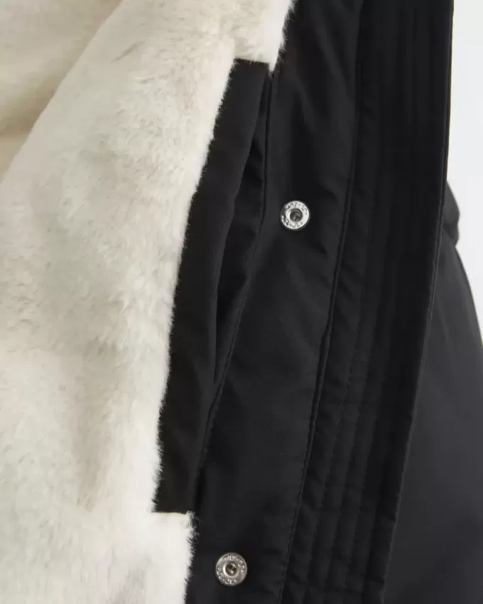 Pufferjacke mit Kunstpelzfutter Pufferjacke mit Kunstpelzfutter