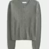Rundhals-Cardigan mit Ösen Rundhals-Cardigan mit Ösen