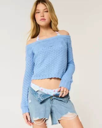 Schulterfreier Pullover im Häkelstil