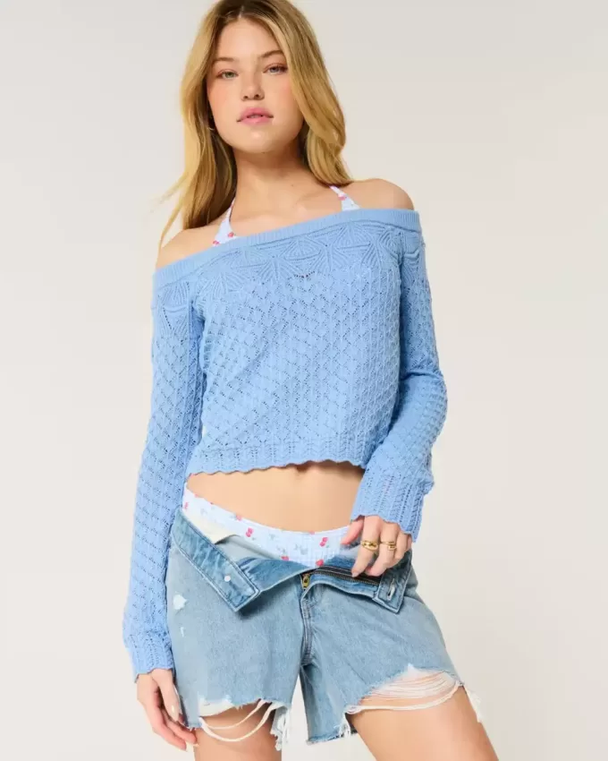 Schulterfreier Pullover im Häkelstil