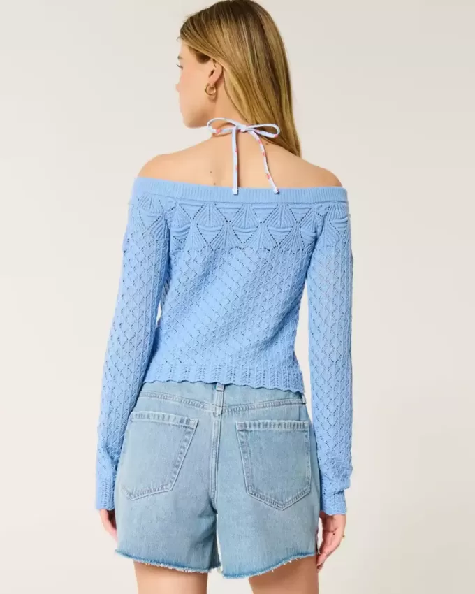 Schulterfreier Pullover im Häkelstil