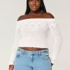 Schulterfreier Pullover im Häkelstil
