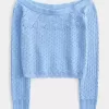 Schulterfreier Pullover im Häkelstil