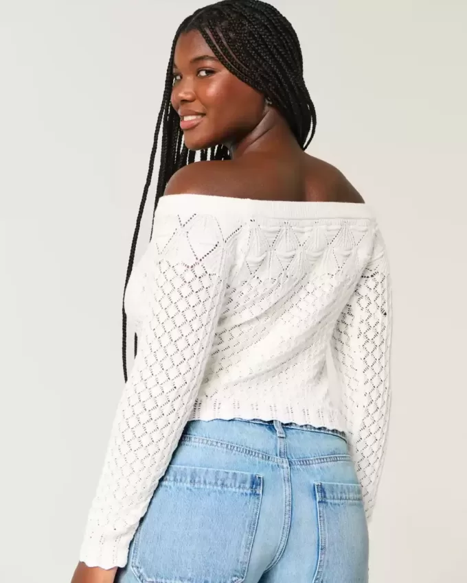 Schulterfreier Pullover im Häkelstil