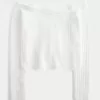 Schulterfreier Pullover im Häkelstil