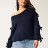 Schulterfreier Pullover mit Schleifenapplikation