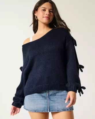 Schulterfreier Pullover mit Schleifenapplikation
