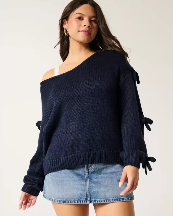 Schulterfreier Pullover mit Schleifenapplikation