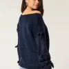 Schulterfreier Pullover mit Schleifenapplikation