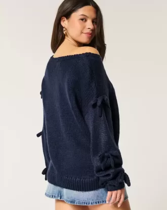 Schulterfreier Pullover mit Schleifenapplikation