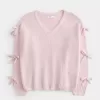 Schulterfreier Pullover mit Schleifenapplikation