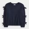 Schulterfreier Pullover mit Schleifenapplikation