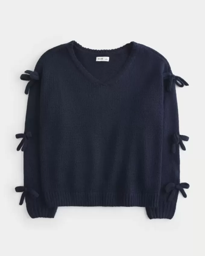 Schulterfreier Pullover mit Schleifenapplikation