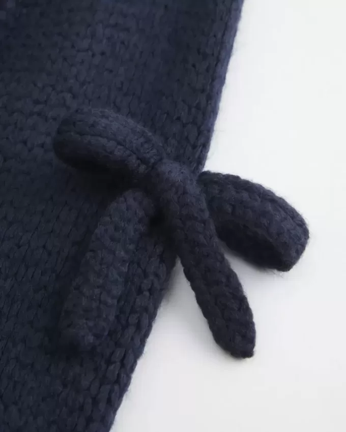 Schulterfreier Pullover mit Schleifenapplikation